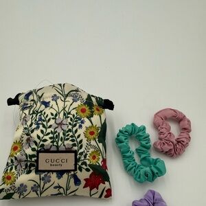 Gucci Floral Drawstring Pouch in Cream with Multicolor scrunchies